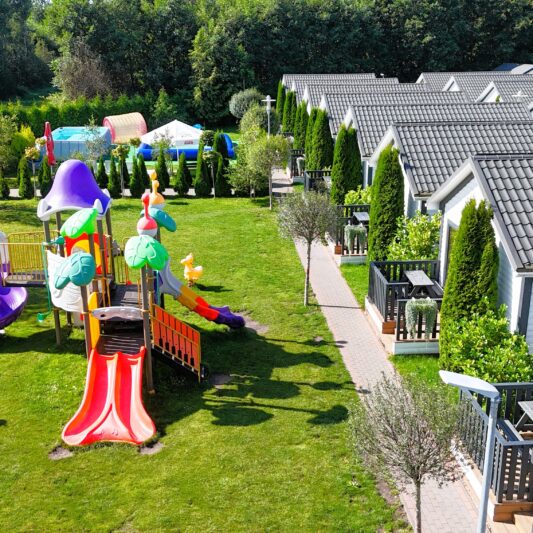 Noclegi Dąbki blisko morza – widok z drona na domki Bajkowy Park