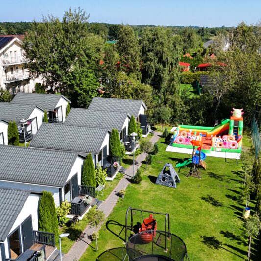 Domki letniskowe Dąbki – komfortowy wypoczynek w Bajkowym Parku