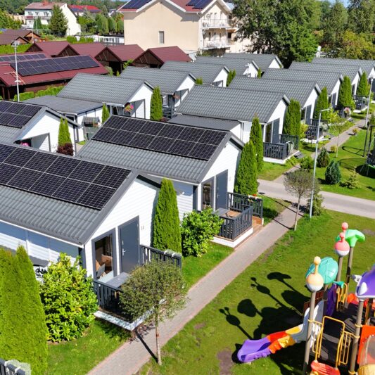 Domki letniskowe Dąbki – komfortowe noclegi w Bajkowym Parku