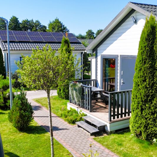 Dlaczego warto wybrać domki letniskowe w Dąbkach – komfortowe miejsce na wakacje nad Bałtykiem